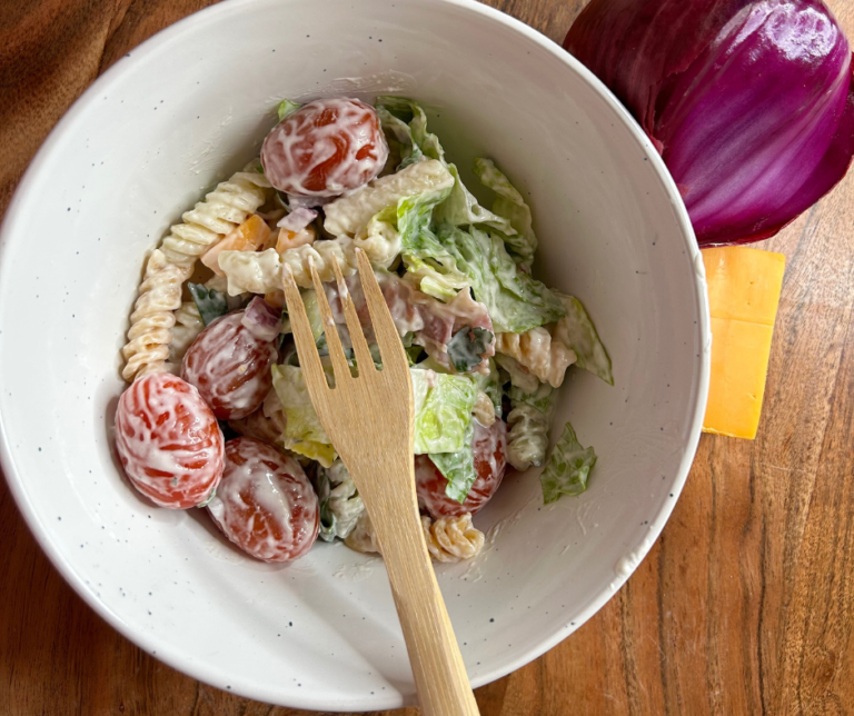 A-bowl-of- blt-pasta-with-rotini-pasta-crispy-bacon-cherry-tomatoes-romaine-lettuce-creamy-dressing